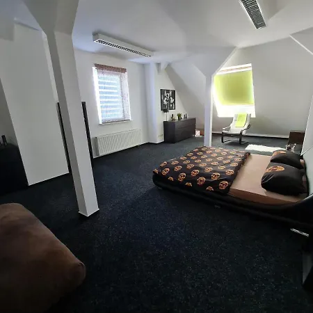 6 Bedroom Private & Lounge Апартаменты
